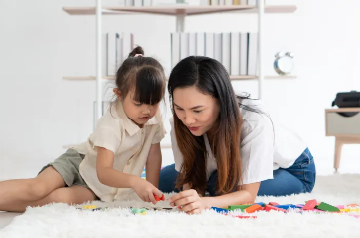 9 Tips Memilih Mainan Edukasi Anak Berdasarkan Perkembangan Biologisnya (sumber: halodoc.com)